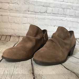 Me Too leather ankle bootie. Women’s size 10.